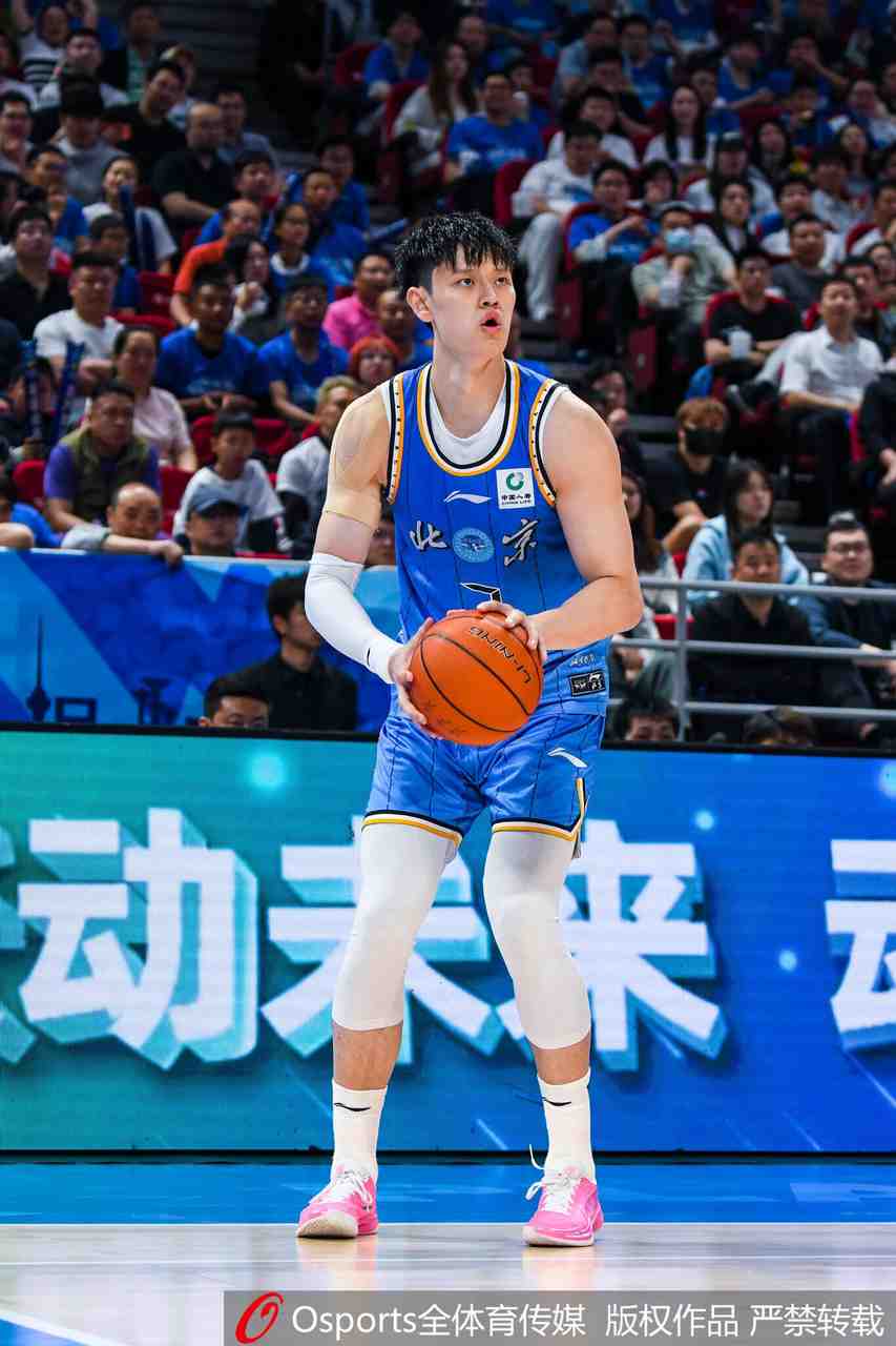 曾凡博:我们打球的人多 肯定有人打得多有人打得少 把球队放首位